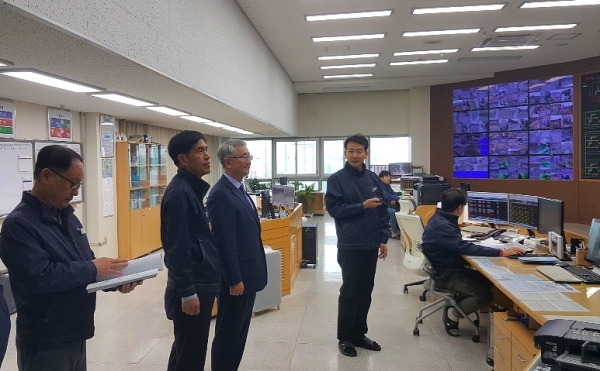 이상훈 상임감사(왼쪽 세 번째)가 광주전남지역본부 지역통제소에서 가스 공급현황을 점검하고 있다.(사진=한국가스공사)
