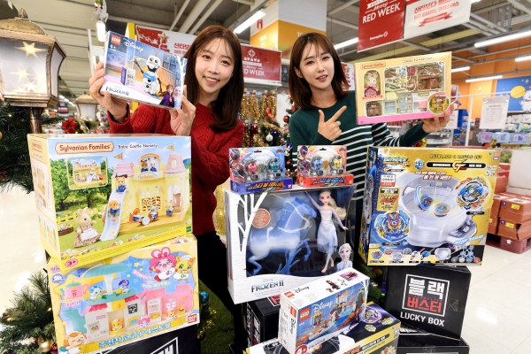 모델들이 21일 서울 등촌동 홈플러스 강서점에서 크리스마스 선물용 완구 상품들을 선보이고 있다.(사진=홈플러스)