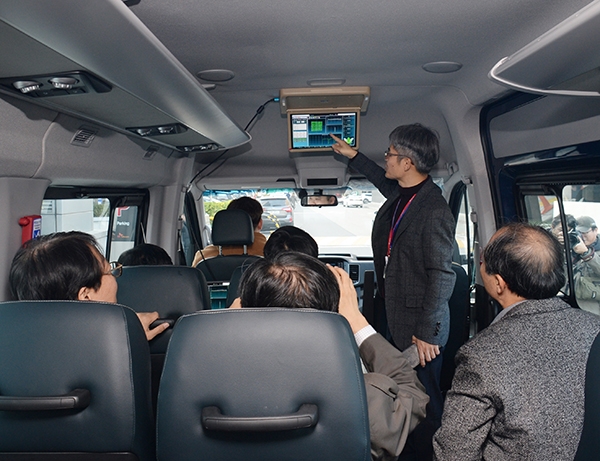 ETRI 정희상 책임연구원이 버스용 기가급 와이파이 기술을 시연하고 있는 모습.(사진=ETRI)