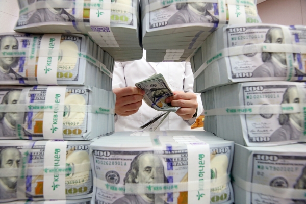 서울 중구 KEB하나은행 본점에서 한 직원이 달러를 세고 있다.(사진=연합뉴스)