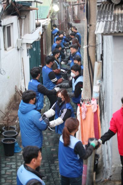 동아오츠카 임직원들이 지난 10일 서울시 동대문구에서 사랑의 이온데이 연탄나눔 봉사활동을 하고 있다. (사진=동아오츠카)