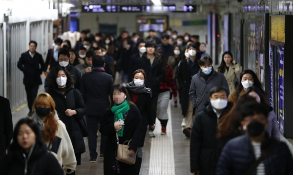 신종 코로나바이러스 확산이 우려되는 가운데 29일 서울 지하철 5호선 광화문역에서 시민들 마스크를 쓰고 걸어가고 있다. (사진=연합뉴스)