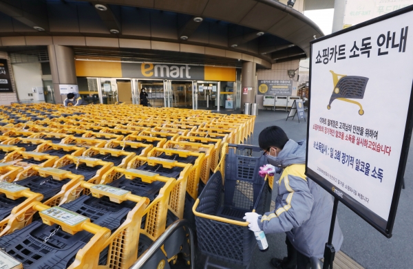 3일 오후 서울 노원구 월계동 이마트 월계점에서 직원들이 고객용 카트에 소독작업을 하고 있는 모습. (사진=이마트)