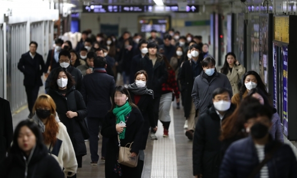 지난달 29일 서울 지하철 5호선 광화문역에서 시민들이 마스크를 쓰고 걸어가고 있다. (사진=연합뉴스)