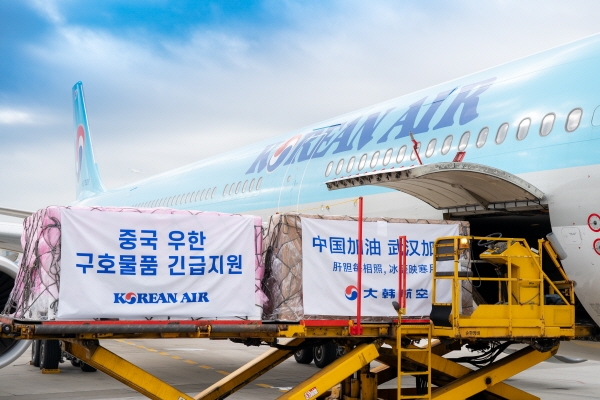대한항공은 19일 베이징행 KE855편을 통해 우한 주민들을 위한 KF94타입 마스크 4만장을 중국 홍십자회에 전달했다. (사진=대한항공)