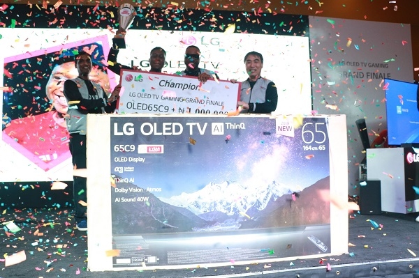 LG전자가 지난 주말 나이지리아 라고스 지역에서 LG 올레드 TV 게이밍 챌린지를 열었다. 최종 우승자는 부상으로 LG 올레드 TV와 100만 나이라(한화 330만원 상당)를 받았다. 사진은 우승자가 무대에서 환호하는 모습. (사진=LG전자)