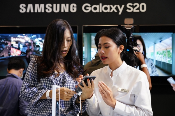 지난 2월 12일(현지시간) 태국 방콕에 위치한 센트럴월드 쇼핑몰에서 진행된 '갤럭시S20' 론칭 행사에서 제품을 체험하고 있는 모습. (사진=삼성전자)