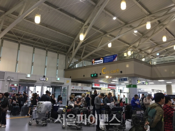 한국공항공사는 신종 코로나바이러스 감염증(코로나19) 확산 방지를 위해 전국 14개 공항(인천 제외)의 국내선 및 국제선 탑승 여객을 대상으로 발열검사를 실시한다고 25일 밝혔다. 김해공항. (사진=주진희 기자)