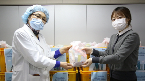 CJ프레시웨이 영양사가 병원 관계자에게 구호물품을 전달하는 모습. (사진=CJ프레시웨이)