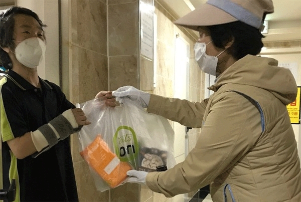 한국야쿠르트 프레시 매니저'(오른쪽)가 장애인에게 '잇츠온' 제품을 건네주고 있다. (사진=한국야쿠르트)