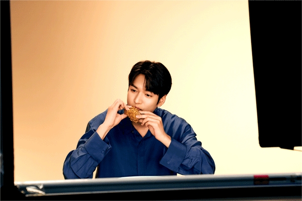 이민호 배우가 BBQ치킨 '핫황금올리브' 시리즈 광고를 찍고 있다. (사진=제너시스비비큐 그룹) 