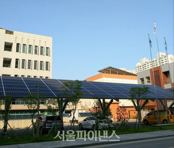 한 공공기관에 설치된 태양광발전시설. (사진=김혜경 기자)