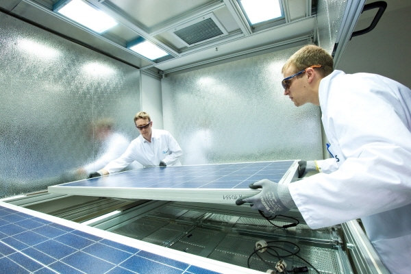 한화큐셀 독일 기술혁신센터의 태양광 모듈 품질 테스트. (사진=한화큐셀)
