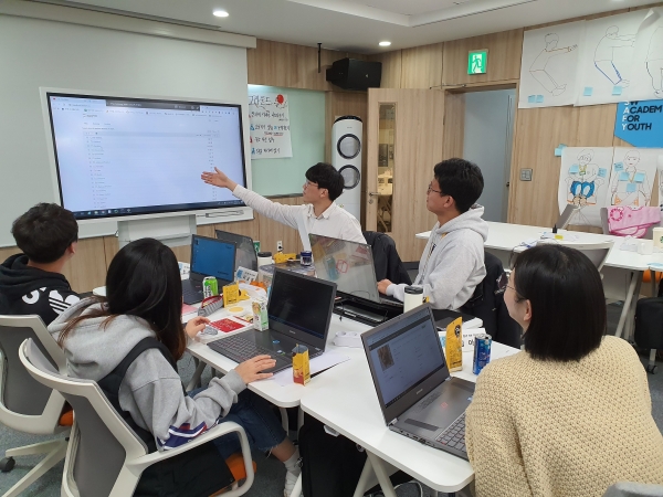 삼성 청년 소프트웨어 아카데미 2기 교육생들이 지난 1월 대전 교육센터에서 팀을 이뤄 소프트웨어 개발 실습을 하고 있다. (사진=삼성전자)<br>