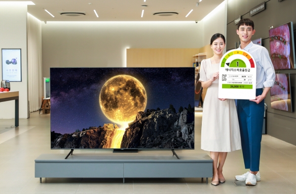 삼성전자 모델이 삼성디지털프라자 강남본점에서 에너지 소비효율 1등급을 받은 QLED TV를 소개하고 있다. (사진=삼성전자)