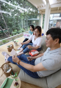 박치헌 LG유플러스 전략기획담당 상무(오른쪽)가 신입사원 멘토들과 서울 성수동에서 MZ세대가 찾는 문화공간을 체험하고 있다. (사진=LG유플러스)