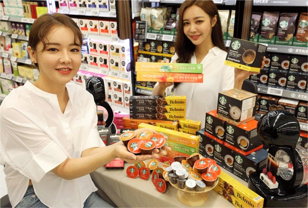 7일 오전 서울 성동구 이마트 성수점에서 모델들이 캡슐 커피·차 상품을 소개하고 있다. (사진=이마트) 