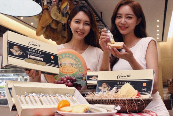 14일 서울 중구 소공로 신세계백화점 본점 지하 1층 식품관에서 모델들이 프랑스 '라 꽁비에뜨 버터'를 소개하고 있다. (사진=신세계백화점) 