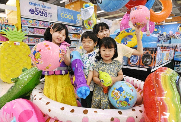 서울 등촌동 홈플러스 강서점에서 모델들이 물놀이용 상품 할인행사를 알리고 있다. (사진=홈플러스) 