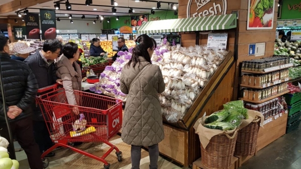 서울 송파구 중대로 롯데마트 송파점에서 소비자들이 농산물을 살펴보고 있다. (사진=롯데쇼핑)