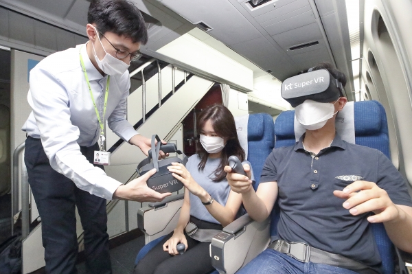 기내에서 슈퍼 VR을 통해 실감미디어 콘텐츠를 즐기고 있는 고객들의 모습. (사진=KT)