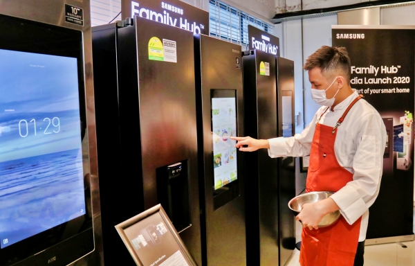 삼성전자가 싱가포르에서 패밀리허브 냉장고 신제품을 출시하고 주요 미디어 대상 제품 체험 행사를 연 가운데 셀라맛 수산토 셰프가 제품을 체험하고 있다. (사진=삼성전자)