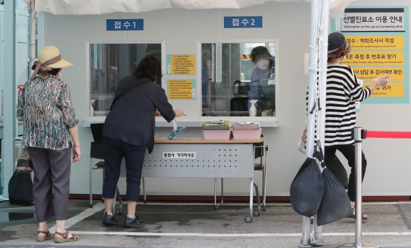 17일 오후 서울 강동구보건소에 마련된 선별진료소에서 시민들이 신종 코로나바이러스 감염증(코로나19) 검사를 받기 위해 의료진의 안내를 받고 있다.(사진=연합뉴스)