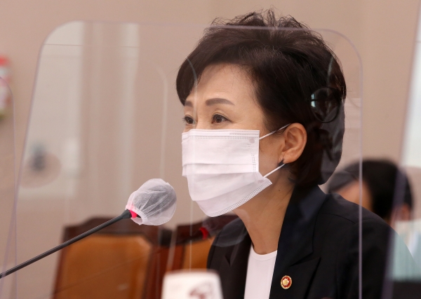 김현미 국토교통부 장관이 31일 오전 국회 국토교통위원회 전체회의에서 의원들의 질의에 답하고 있다. (사진= 연합뉴스)