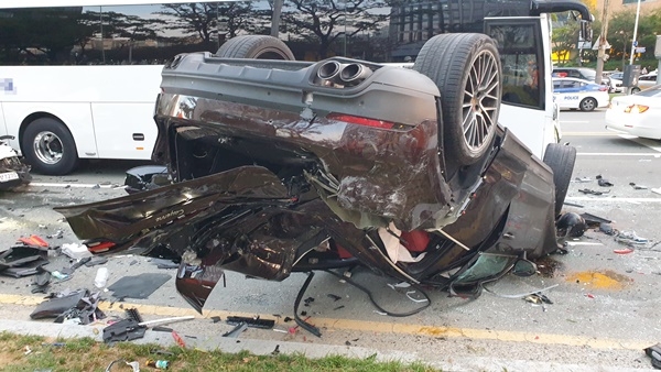 지난 14일 오후 5시 43분께 부산 해운대구 중동역 인근 교차로에서 7중 충돌 사고가 나 운전자 등 7명이 다쳤다. (사진=연합뉴스)