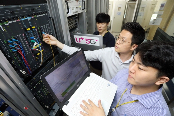 LG유플러스 협력사인 유비쿼스 직원들이 통신 장비를 점검하고 있는 모습. (사진=LG유플러스)