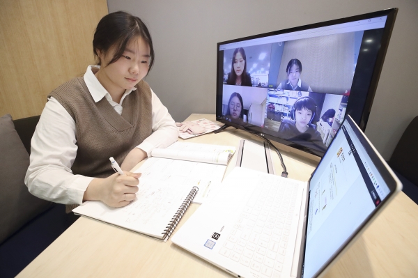 봉민서(신월중 3학년) 학생이 KT 온라인 교육 플랫폼을 통해 멘토와 랜선 야학 수업에 참여하고 있다. (사진=KT)