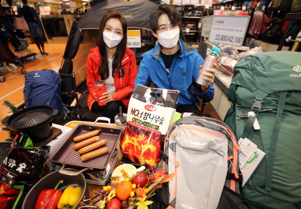 20일 오전 서울 성동구에 있는 이마트 성수점 스포츠 매장에서 모델들이 가을, 겨울 아웃도어 대전을 소개하고 있다. (사진=이마트)