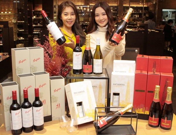 22일 오전 서울 중구에 있는 롯데백화점 본점에서 모델들이 창립 41주년 와인을 선보이고 있다. (사진=롯데백화점)