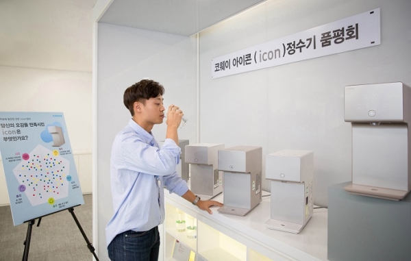 코웨이가 지난 21일부터 오는 23일까지 서울시 중구에 위치한 본사에서 임직원들을 대상으로 '아이콘(icon) 정수기 품평회'를 진행한다. 품평회에 참여한 코웨이 직원이 아이콘 정수기의 물을 시음해보고 있다. (사진=코웨이)