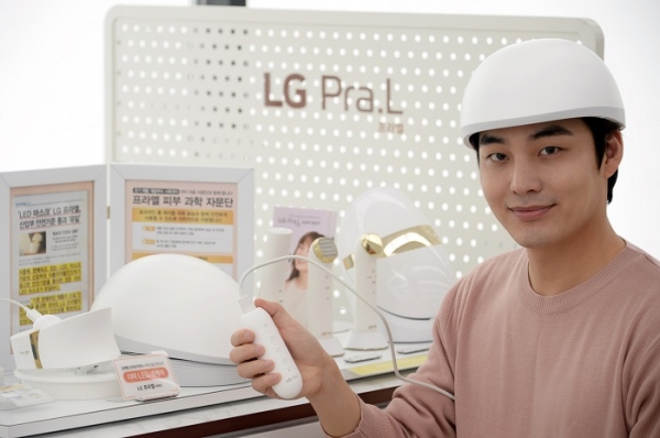 LG전자가 23일부터 29일까지 안드로겐성 탈모 치료 의료기기 LG 프라엘 메디헤어 예약 판매를 실시한다. 사진은 모델이 LG 프라엘 메디헤어를 착용한 모습. (사진=LG전자)