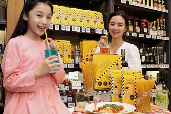 22일 서울 중구 소공로 신세계백화점 본점 지하 식품관에서 모델들이 영국 스트루들즈의 '빨대 파스타'를 소개하고 있다. (사진=신세계백화점) 