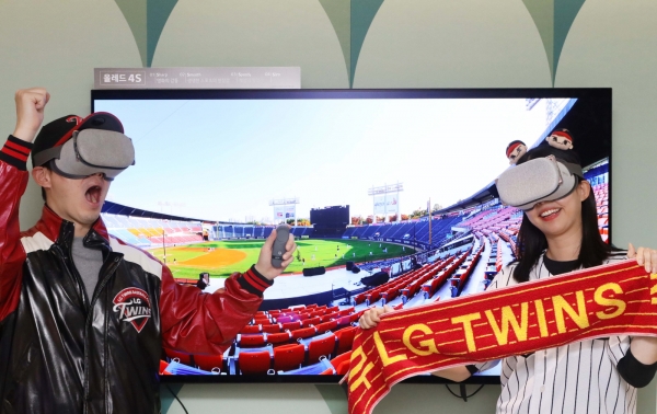 LG유플러스 관계자들이 '8K 소셜VR 실감 야구 중계'를 체험하는 모습. (사진=LG유플러스)