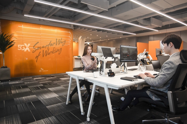 '워크 애니웨어' 문화에 맞춰 직원들이 원하는 시간과 장소에 맞춰 공유오피스에서 근무하는 모습. (사진=SK텔레콤)