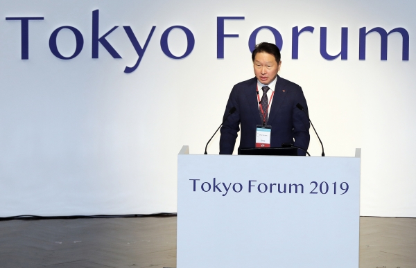 최태원 SK 회장이 지난해 12월 6일 일본 도쿄대에서 열린 '도쿄포럼 2019' 개막식에서 연설을 하고 있다. (사진=SK그룹)