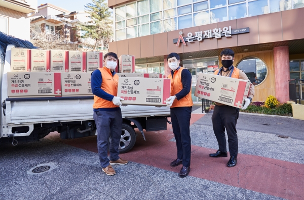 한화건설 봉사단이 8일 오후 서울 은평재활원에 방역물품을 전달하고 있다. (사진=한화그룹)