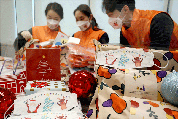 한화갤러리아 임직원들이 난치성 질환을 앓는 어린이들에게 나눠줄 크리스마스 선물을 준비하고 있다. (사진=한화갤러리아) 