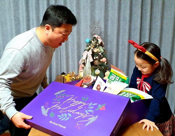 한 BGF임직원이 자녀에게 선물세트를 확인하고 있다. (사진=BGF그룹)