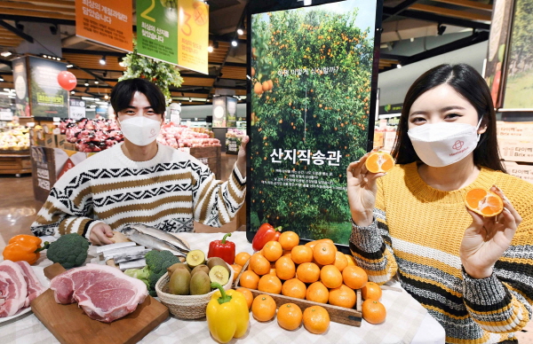 12일 서울 강서구 홈플러스 강서점에서 모델들이 온라인 산지직송관을 홍보하고 있다. (사진=홈플러스)