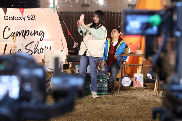 먹방 BJ 쯔양(왼쪽)과 방송인 박권이 '이색적인 캠핑 먹방' 콘셉트로 진행하는 모습. (사진=KT)