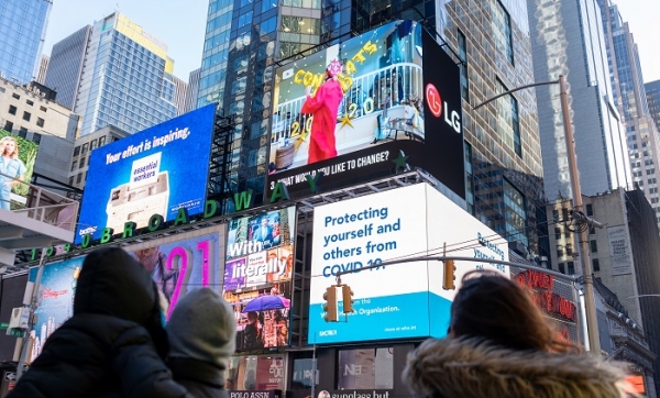 8일(현지시간) 미국 뉴욕 타임스스퀘어의 전광판에서 영화 'Life in a day'가 상영되고 있다. 상영 중간 광고를 통해 집에서도 LG 올레드 TV의 4K 화질로 영화를 즐길 수 있다고 소개했다. (사진=LG전자)
