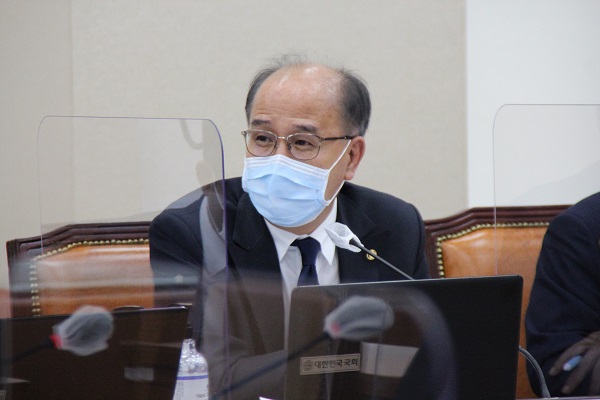 이용우 의원(더불어민주당, 고양시정)이 17일 진행된 정무위원회 전체회의에서 의견을 말하고 있다.