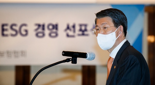 은성수 금융위원장이 23일 서울 중구 웨스틴조선호텔에서 열린 '보험산업 ESG 경영 선포식'에서 축사를 하고 있다. (사진=금융위원회)