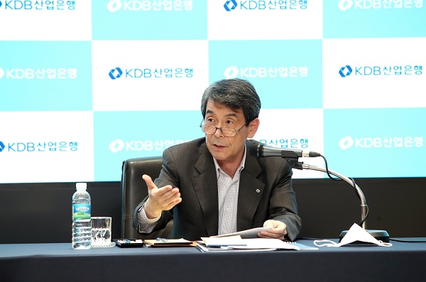 이동걸 산업은행 회장이 15일 온라인 기자간담회에서 질의에 답하고 있다. (사진=산업은행)
