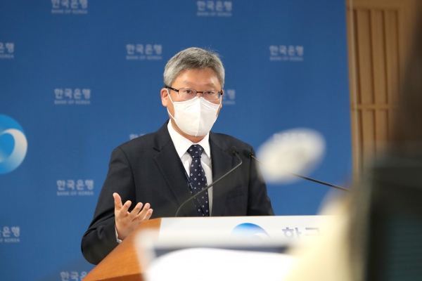 이성호 한국은행 금융통계부장이 7일 오전 서울 중구 한국은행에서 2021년 2월 국제수지(잠정)의 주요 특징을 설명하고 있다.