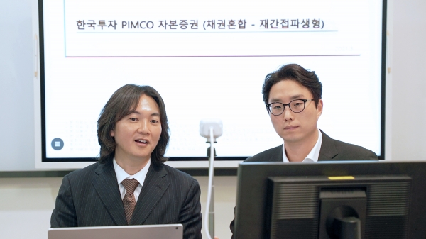 박윤범 PIMCO 상무(왼쪽)와 이우상 한국투자신탁운용 차장이 '한국투자 PIMCO자본증권 펀드' 운용전략을 소개하고 있다.(사진=한국투자신탁운용)